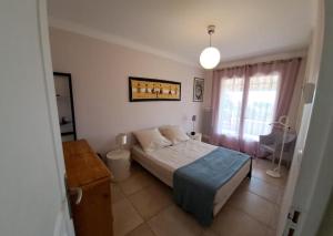 Posteľ alebo postele v izbe v ubytovaní Belle villa piscine Provence Uzes climatisée + 37 fotografií