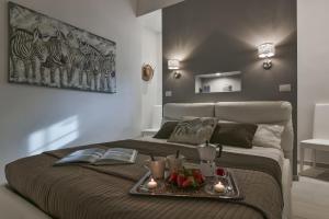 ein Schlafzimmer mit einem Bett und einem Tablett mit Obst darauf in der Unterkunft Accademia Apartment in Florenz