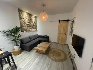 Televízia a/alebo spoločenská miestnosť v ubytovaní Private house - La Puerta Azul