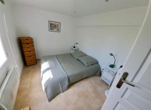 Łóżko lub łóżka w pokoju w obiekcie Belle villa piscine Provence Uzes climatisée