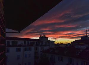 フィレンツェにあるAccademia Apartmentの建物からの夕日の眺め