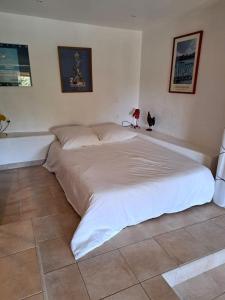 Łóżko lub łóżka w pokoju w obiekcie Belle villa piscine Provence Uzes climatisée