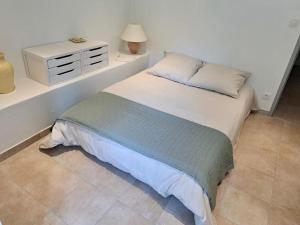 Łóżko lub łóżka w pokoju w obiekcie Belle villa piscine Provence Uzes climatisée