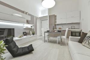 A kitchen or kitchenette at Accademia Apartment