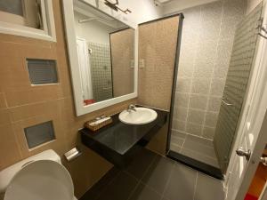 ホーチミン・シティにあるPhú Gia Hotelのバスルーム(洗面台、トイレ、鏡付)