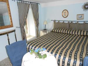 1 dormitorio con cama, espejo y ventana en Cinqueterre Holidays, en Riomaggiore