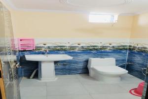 A bathroom at Super OYO Riverview Resort And Restaurant