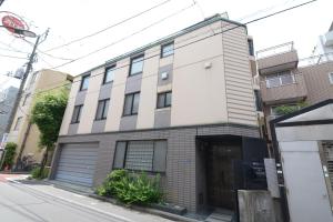 ein Apartmenthaus in einer Stadtstraße in der Unterkunft NY Cottage（コテージ） in Tokio