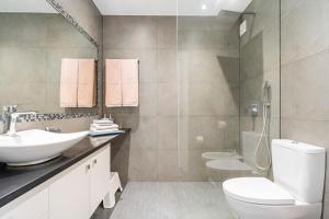 ein Badezimmer mit weißer Toilette und Waschbecken in der Unterkunft CASA JOY Vilamoura apartment in Vilamoura + 29 Fotos