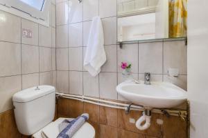 un baño con inodoro y lavabo en Nikiana Club - Studio 1, en Nikiana