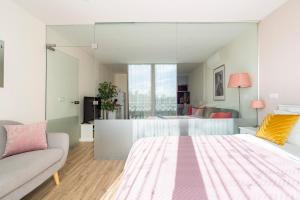 1 dormitorio con 1 cama grande y 1 sofá en CASA JOY Vilamoura apartment, en Vilamoura