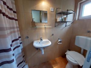 Kúpeľňa v ubytovaní Golden Beach apartments