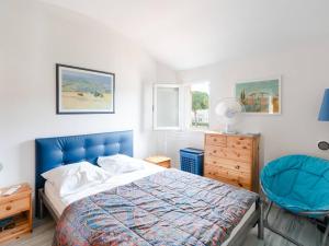 1 dormitorio con 1 cama azul y 1 silla azul en Villa Gruissan, 2 pièces, 6 personnes - FR-1-409A-6, en Gruissan
