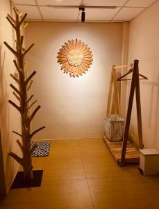 a room with a plant and a chandelier on the wall at Pai Casita in Pai