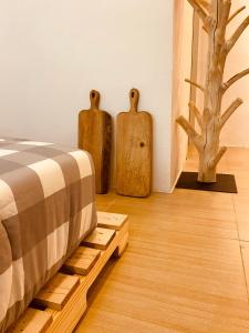 1 dormitorio con 1 cama y algunos objetos de madera en Pai Casita, en Pai