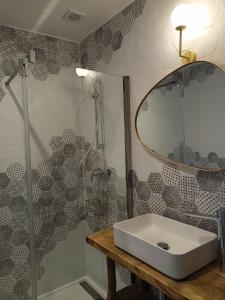 een badkamer met een wastafel en een douche bij MANADE SAINT LOUIS Mas de La Paix in Montcalm