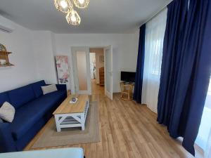 Televízia a/alebo spoločenská miestnosť v ubytovaní Golden Beach apartments