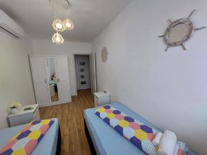 Posteľ alebo postele v izbe v ubytovaní Golden Beach apartments