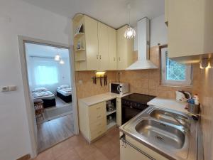 Kuchyňa alebo kuchynka v ubytovaní Golden Beach apartments