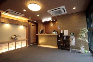 una hall di un ospedale con una sala d'attesa di Nagomi Hotel Nippori a Tokyo