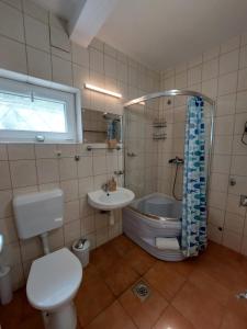 Kúpeľňa v ubytovaní Golden Beach apartments