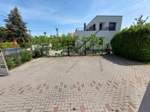 Vonkajšia záhrada v ubytovaní Golden Beach apartments