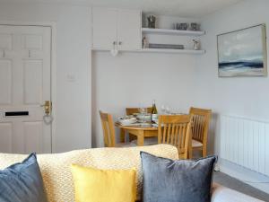 sala de estar con mesa y sofá en Nice Cottage In Gatehouse Of Fleet With 2 Bedrooms And Wifi en Gatehouse of Fleet