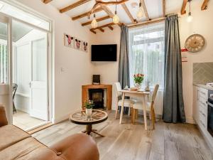 een woonkamer met een bank en een tafel bij Shoreline in Goodrington