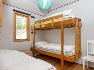 オルダーにある5 person holiday home in Odderの窓付きの客室で、二段ベッド2台が備わります。