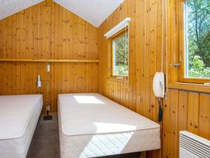 Habitación con 2 camas y teléfono en 5 person holiday home in Odder, en Odder