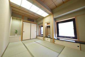 a large room with a large window and a bathroom at NY Cottage（コテージ） in Tokyo