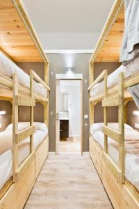 Двухъярусная кровать или двухъярусные кровати в номере Ant Hostel Barcelona