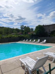 a swimming pool with lounge chairs and a swimming pool at Chalet des Lucioles in Montréal +5 photos