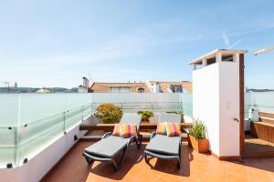 balkon z krzesłami na dachu w obiekcie Ambassador River Shower Suites w Lizbonie