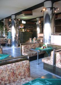 un restaurant avec des chaises et des tables ainsi qu'un bar dans l'établissement Hotel Morava, à Jevíčko