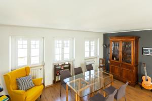 sala de estar con mesa de cristal y silla amarilla en Ambassador River Shower Suites, en Lisboa