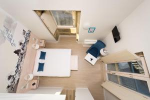 uma pequena casa com um quarto e uma sala de estar em Hotel Tematico Do Banco Azul em Finisterre