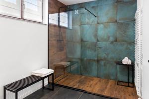 y baño con ducha y banco. en 6Rooms, en Sibiu 43 fotos más