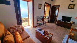sala de estar con vistas al océano en Rincón de Mercedes, en Fuencaliente de la Palma