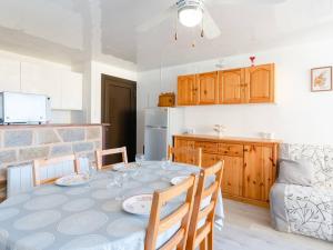 kuchnia i jadalnia ze stołem i krzesłami w obiekcie Appartement lumineux à Gruissan, 2 chambres, proche plage, parking sécurisé, mini-box WIFI, non-fumeur - FR-1-409A-15 w mieście Gruissan