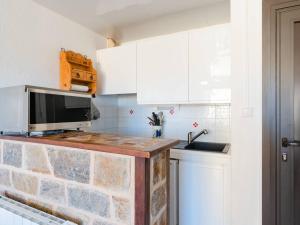 Kuchnia lub aneks kuchenny w obiekcie Appartement lumineux à Gruissan, 2 chambres, proche plage, parking sécurisé, mini-box WIFI, non-fumeur - FR-1-409A-15