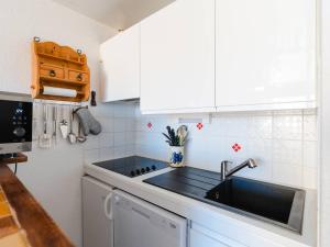 Kuchnia lub aneks kuchenny w obiekcie Appartement lumineux à Gruissan, 2 chambres, proche plage, parking sécurisé, mini-box WIFI, non-fumeur - FR-1-409A-15