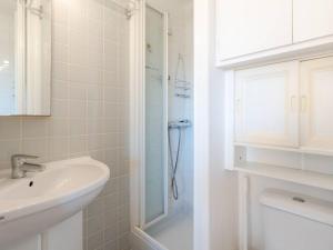 biała łazienka z umywalką i prysznicem w obiekcie Appartement lumineux à Gruissan, 2 chambres, proche plage, parking sécurisé, mini-box WIFI, non-fumeur - FR-1-409A-15 w mieście Gruissan