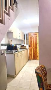 cocina con fregadero y fogones en Stylish 2 Bedroom House in Mtwapa, en Mtwapa