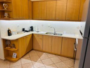 Una cocina con gabinetes de madera y un fregadero. en Olive House, en Kalamata 20 fotos más