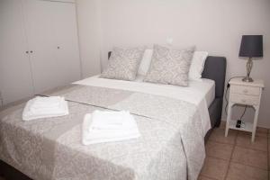 um quarto com uma cama com duas toalhas em Olive House em Kalamata