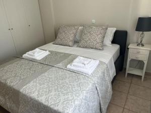 Un dormitorio con una cama con dos toallas encima. en Olive House, en Kalamata