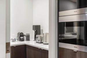 een keuken met een aanrecht met een magnetron bij Marvellous Montfort in Blairgowrie