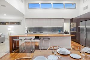 een open keuken met een tafel en stoelen bij Marvellous Montfort in Blairgowrie