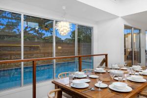 een eetkamer met een tafel en een zwembad bij Marvellous Montfort in Blairgowrie